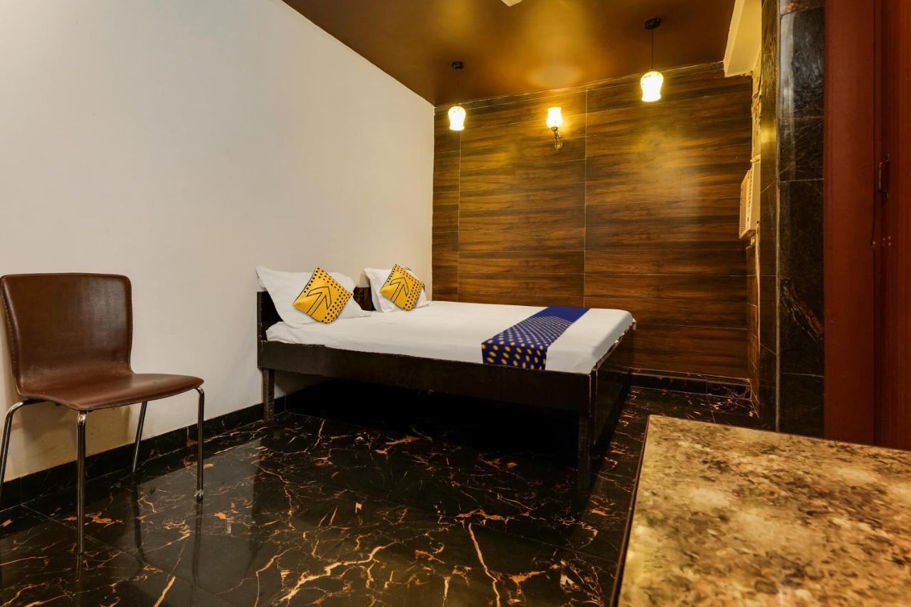 Oyo Flagship 81486 Hotel Mahalaxmi Guesthouse Yeni Delhi Dış mekan fotoğraf